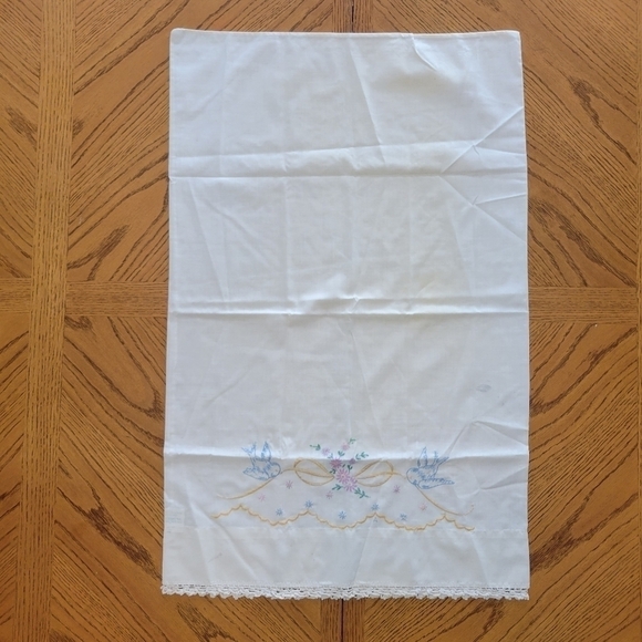 Vintage Hand Embroidered Two Birds Linen - Picture 1 of 3